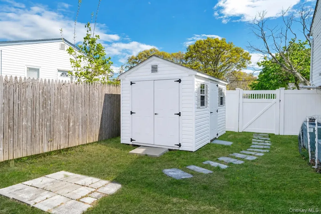 10 Charter Road Selden NY 11784