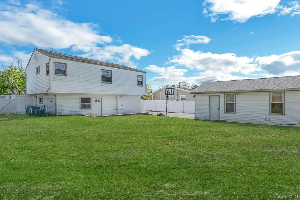 10 Charter Road Selden NY 11784