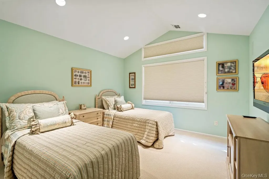 11 Bayview Drive Plainview NY 11803