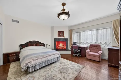 23 Greenwich Avenue Woodbury NY 10917