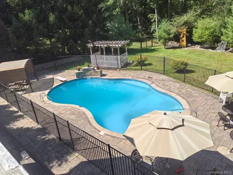 23 Greenwich Avenue Woodbury NY 10917