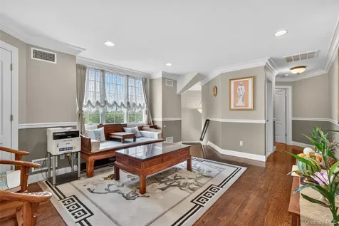 23 Greenwich Avenue Woodbury NY 10917