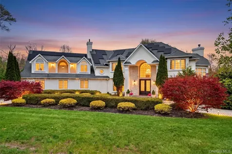 23 Greenwich Avenue Woodbury NY 10917