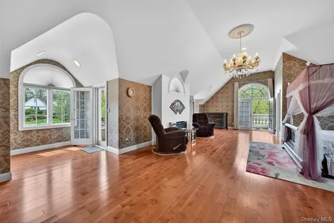 23 Greenwich Avenue Woodbury NY 10917