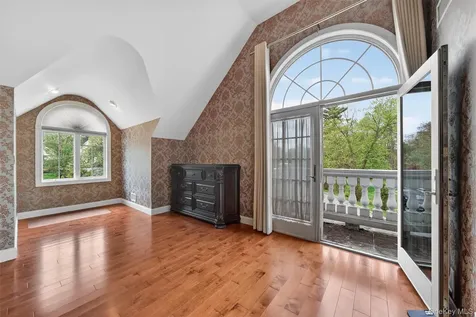 23 Greenwich Avenue Woodbury NY 10917