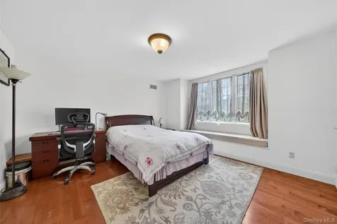 23 Greenwich Avenue Woodbury NY 10917