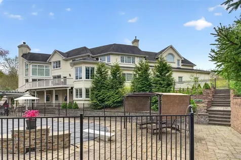 23 Greenwich Avenue Woodbury NY 10917