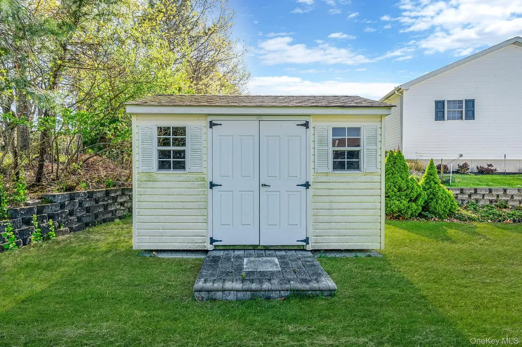 1407 Middle Road Calverton NY 11933