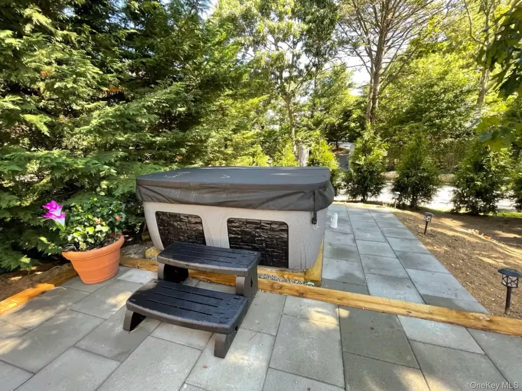 332 Canoe Place Road Southampton NY 11968