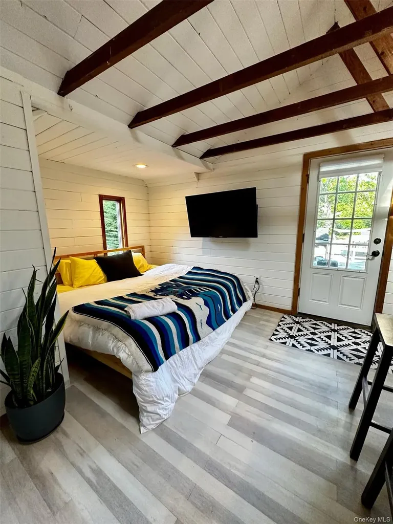 332 Canoe Place Road Southampton NY 11968