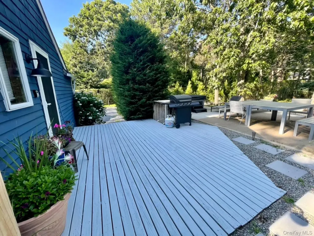 332 Canoe Place Road Southampton NY 11968