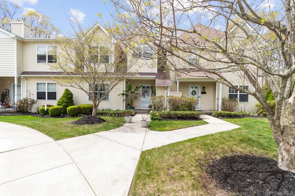 29 Daremy Circle Medford NY 11763