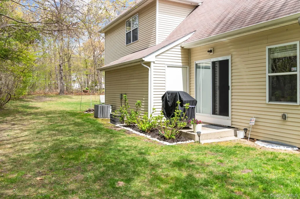 29 Daremy Circle Medford NY 11763