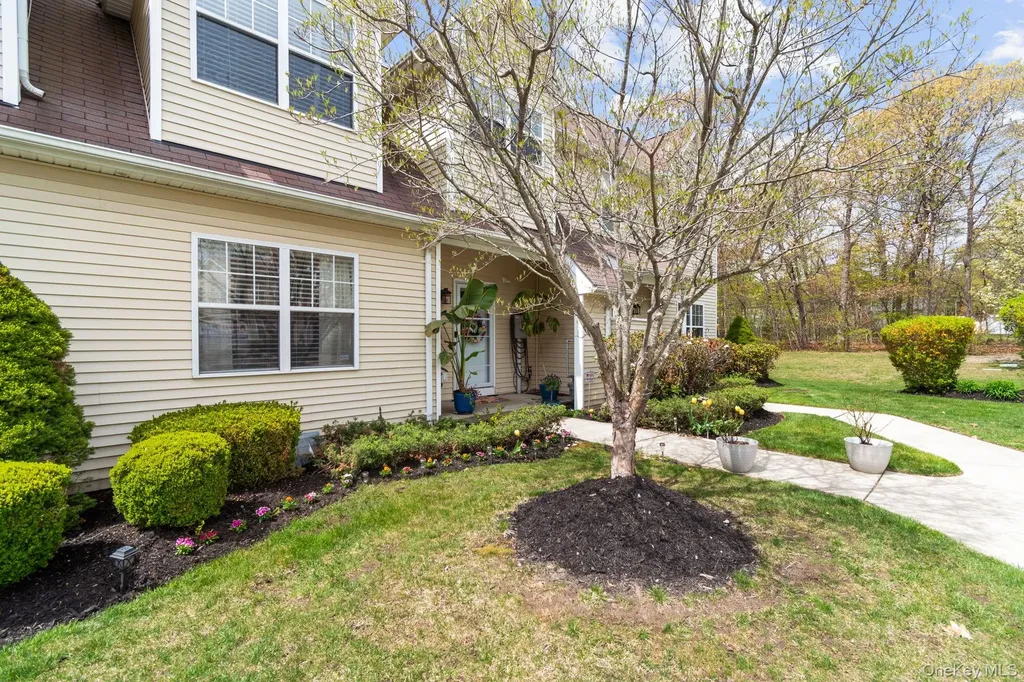 29 Daremy Circle Medford NY 11763