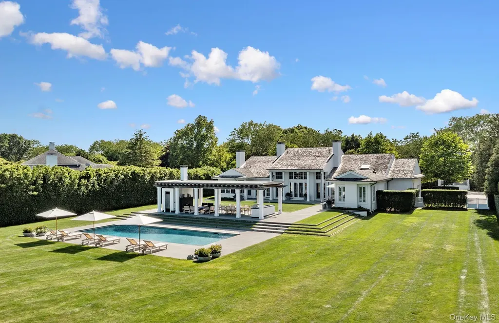 210 Downs Path Southampton NY 11968
