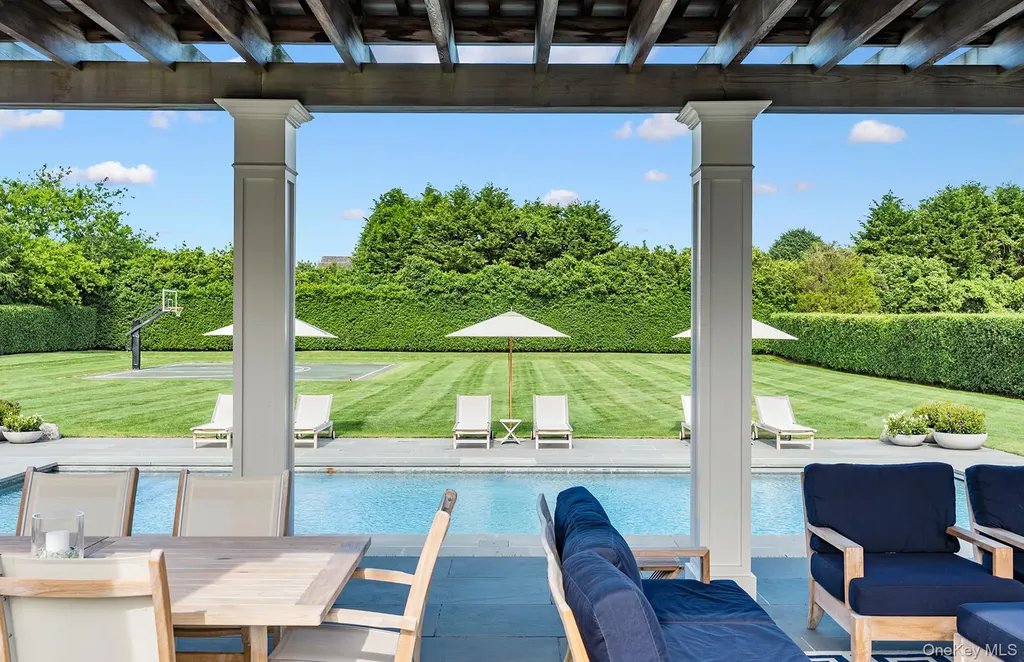 210 Downs Path Southampton NY 11968