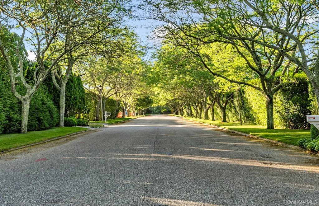 210 Downs Path Southampton NY 11968