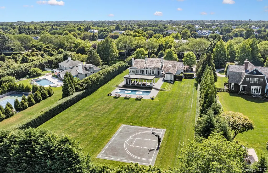 210 Downs Path Southampton NY 11968