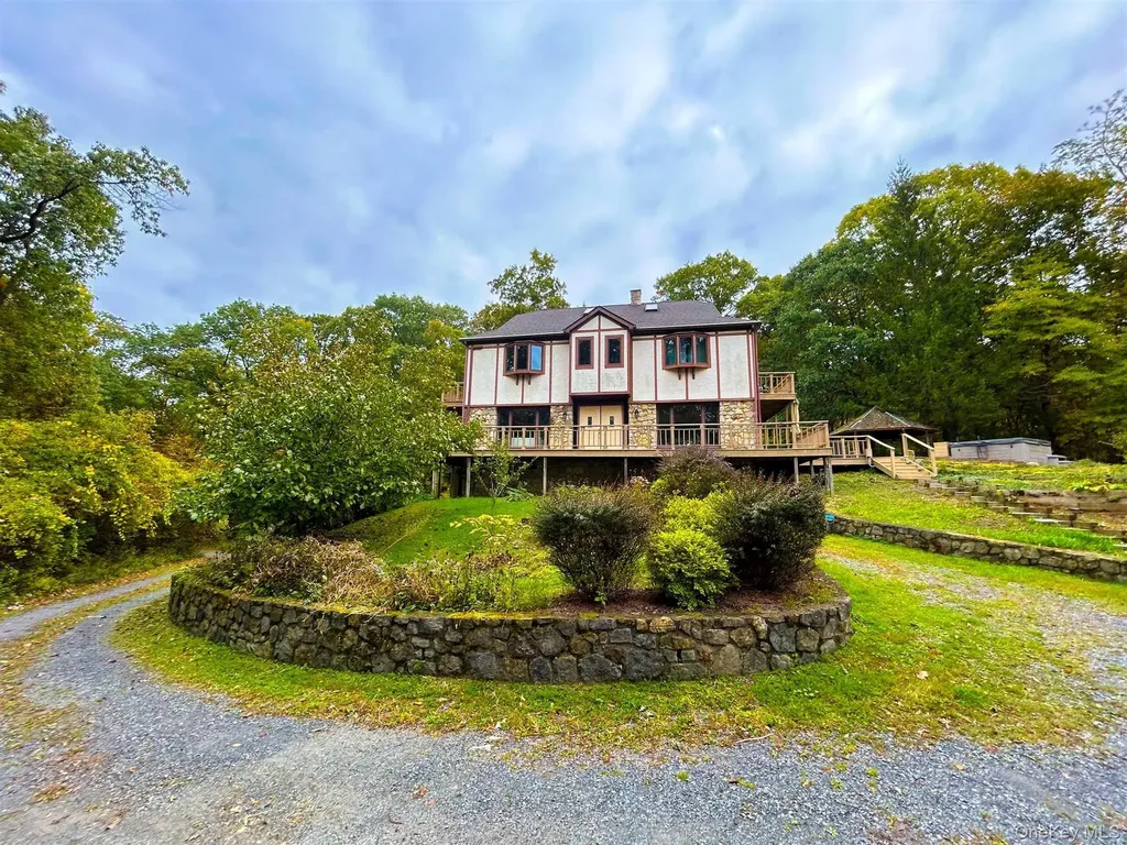 5 Camelot Marlboro NY 12542