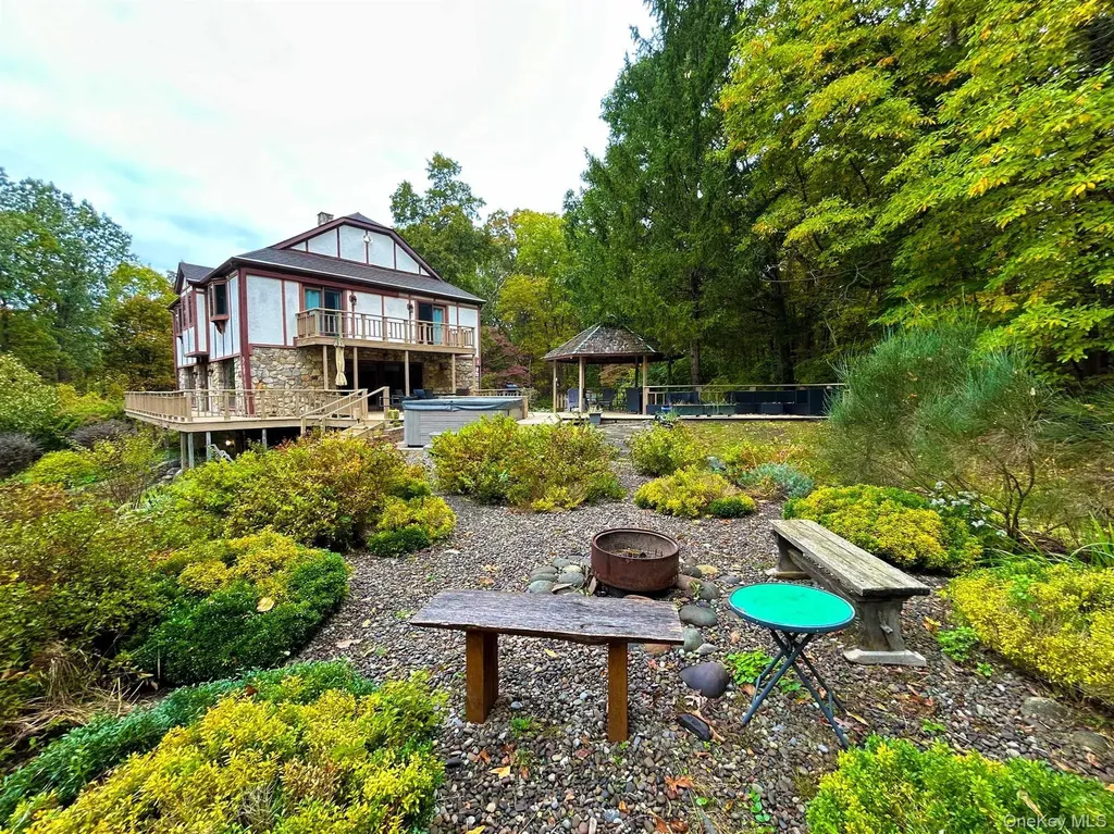 5 Camelot Marlboro NY 12542