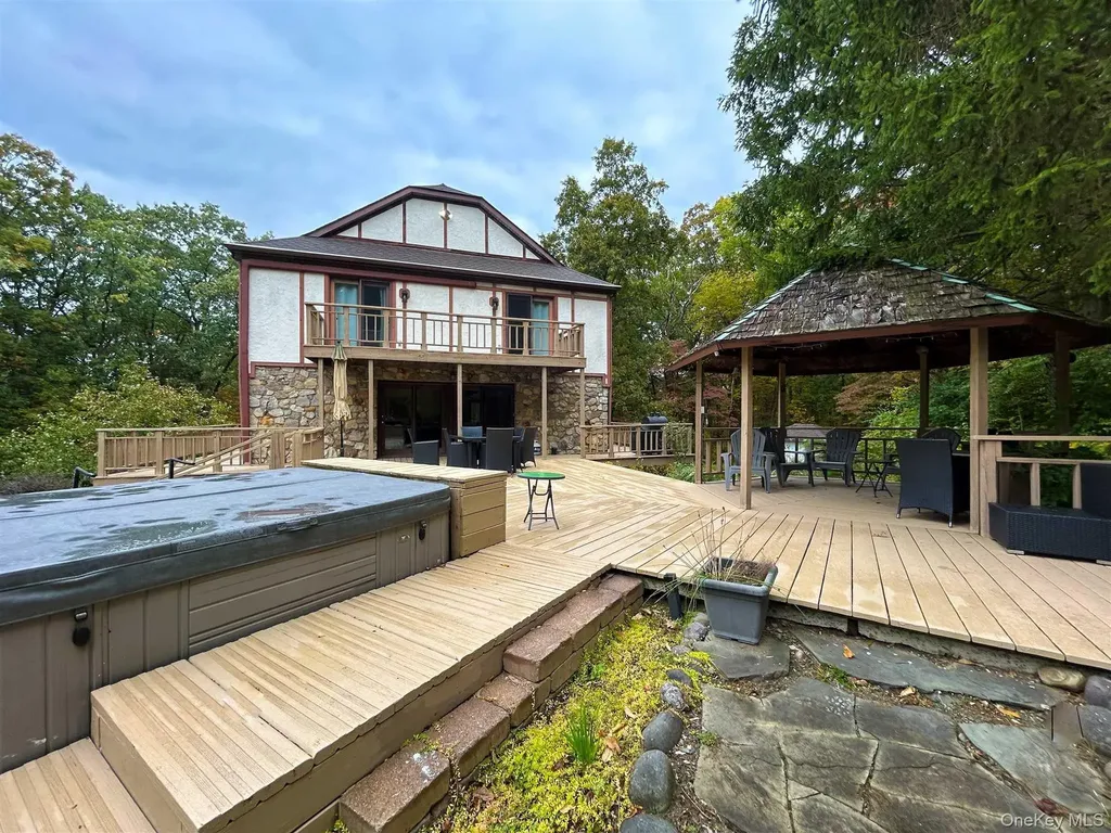 5 Camelot Marlboro NY 12542