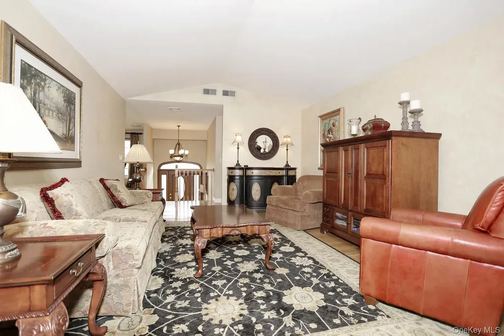 8 Medford Place Nanuet NY 10954