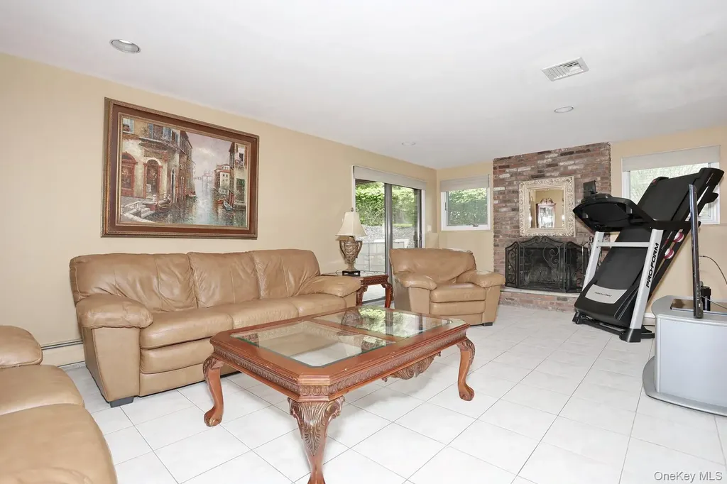 8 Medford Place Nanuet NY 10954