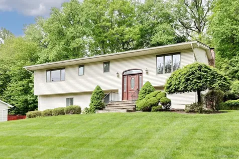 8 Medford Place Nanuet NY 10954