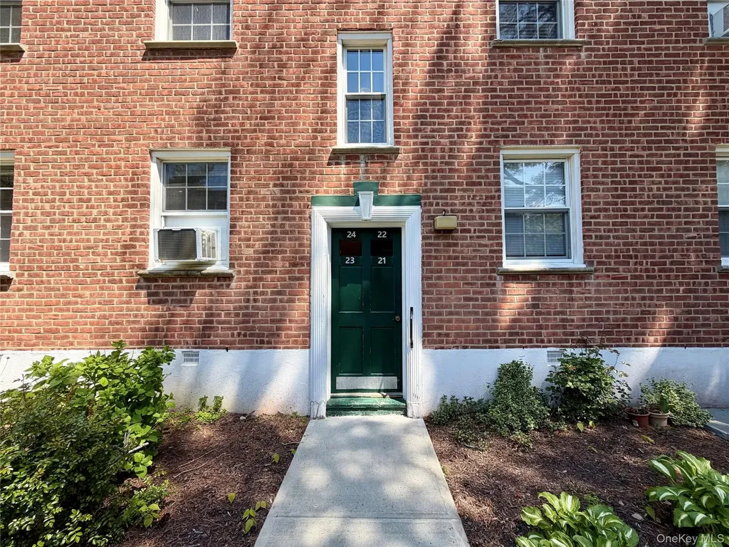 182 Pinewood Road Hartsdale NY 10530