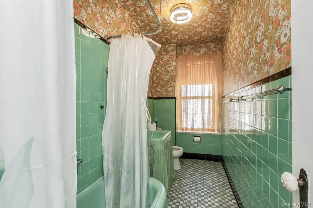 429 E 238th Street Bronx NY 10470