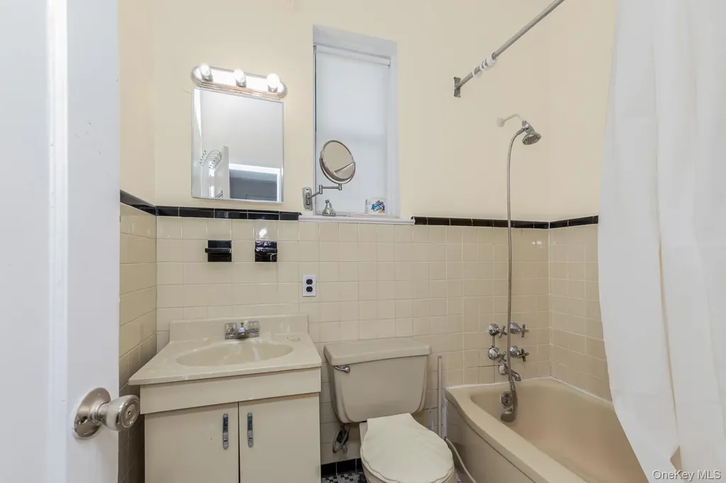 429 E 238th Street Bronx NY 10470