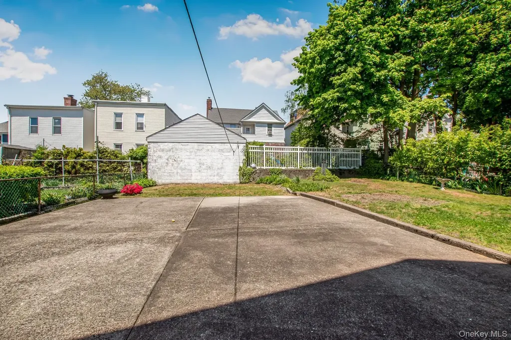 429 E 238th Street Bronx NY 10470