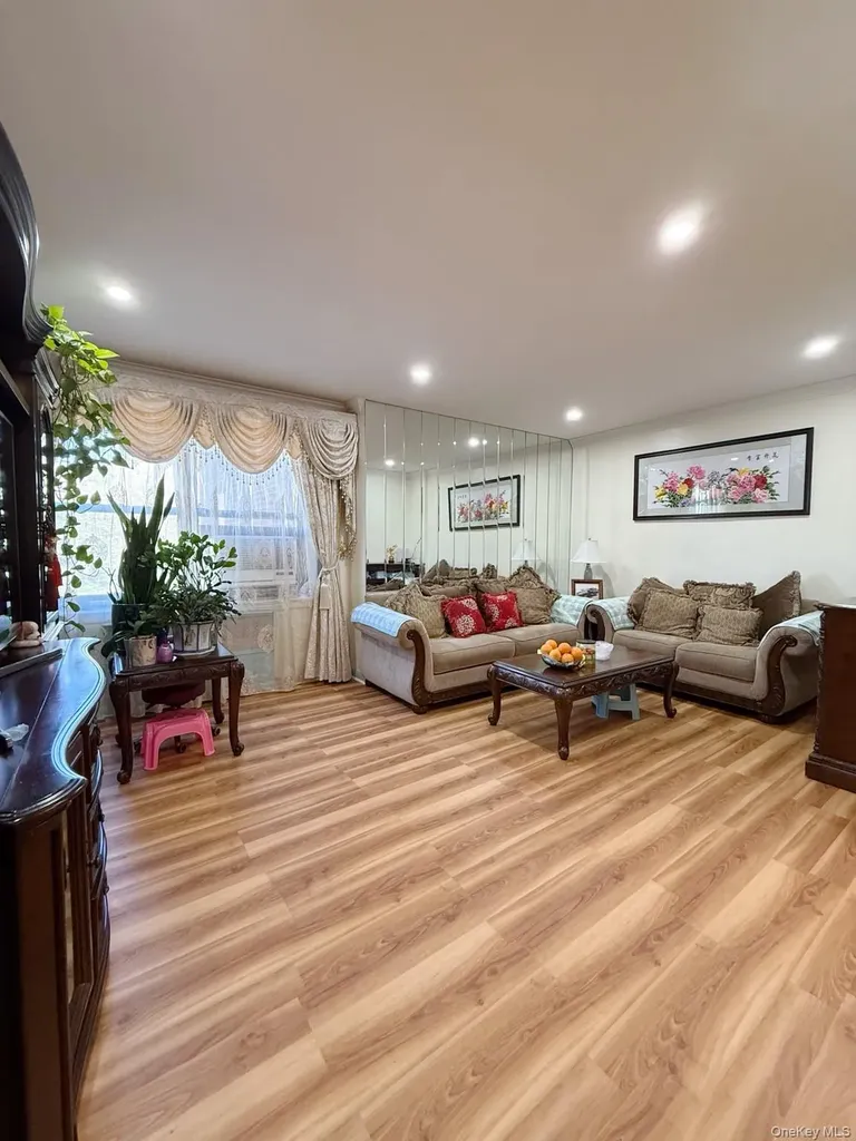 13916 28 Road Flushing NY 11354