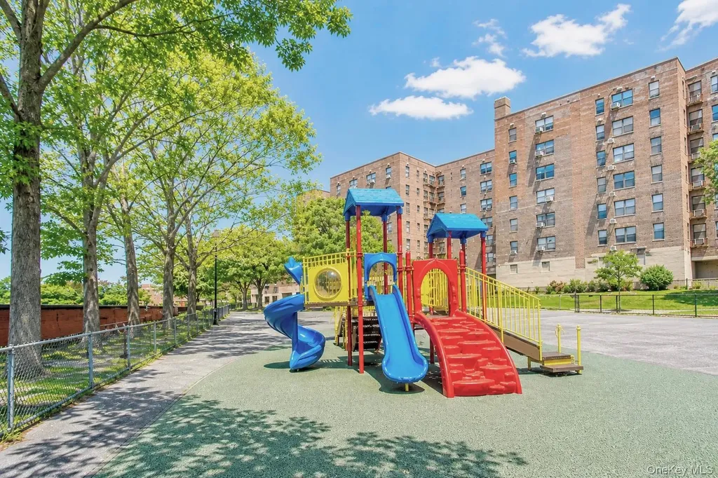 13916 28 Road Flushing NY 11354