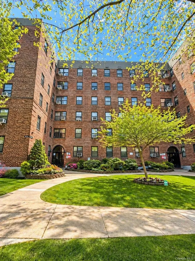 13916 28 Road Flushing NY 11354