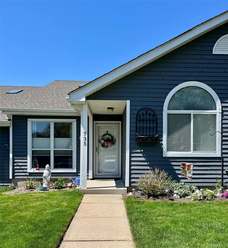 735 Spring Lake Drive Middle Island NY 11953