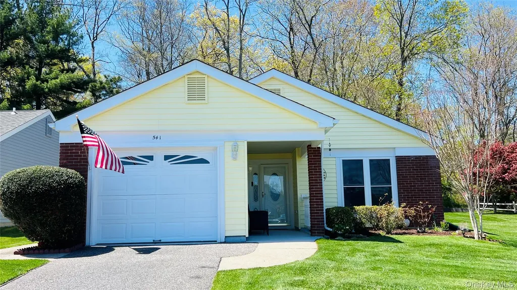 541 Stratford Lane Ridge NY 11961