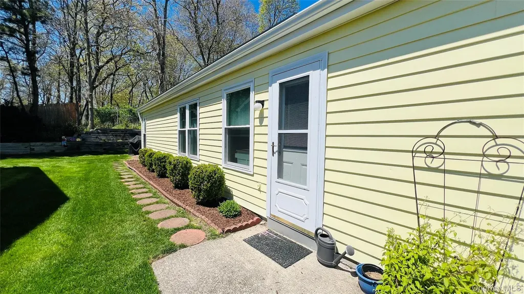 541 Stratford Lane Ridge NY 11961