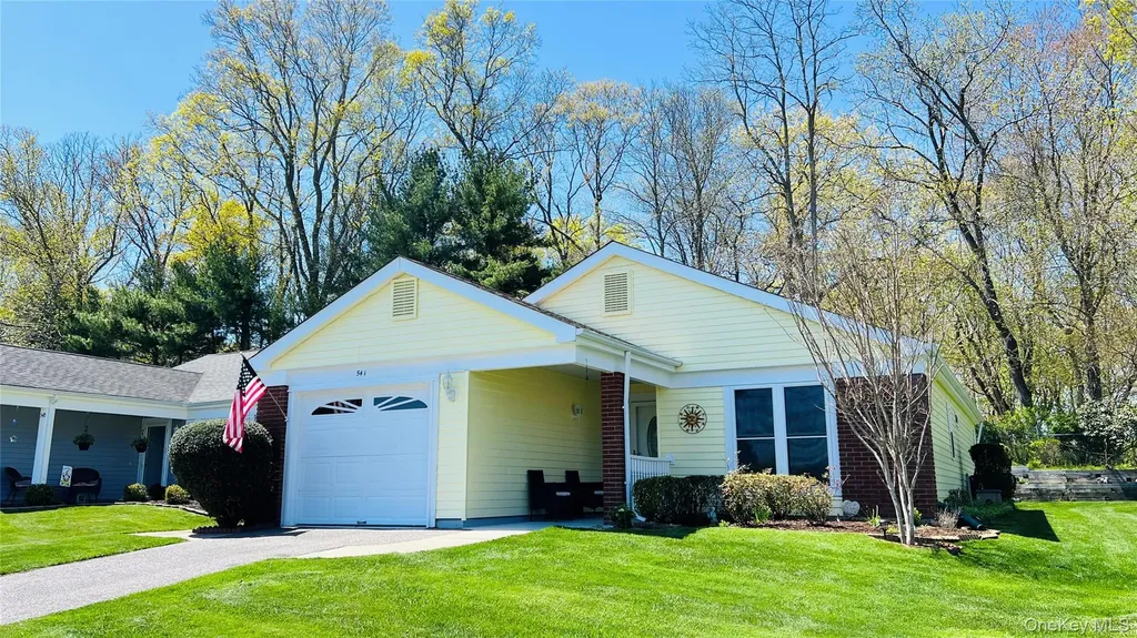 541 Stratford Lane Ridge NY 11961