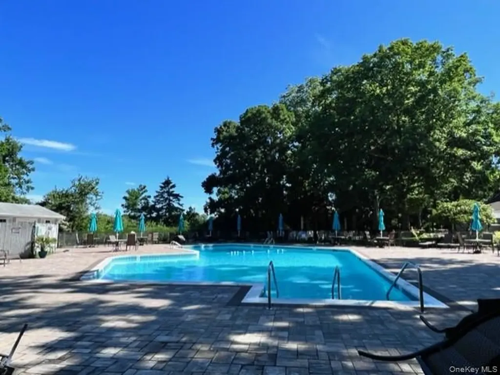 541 Stratford Lane Ridge NY 11961
