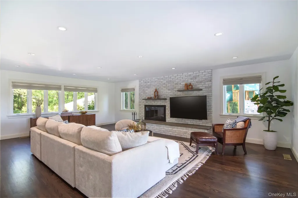 8 Shoreview Circle Pelham NY 10803