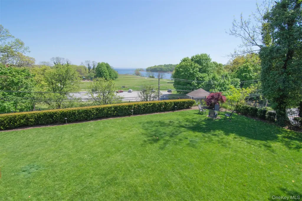 8 Shoreview Circle Pelham NY 10803