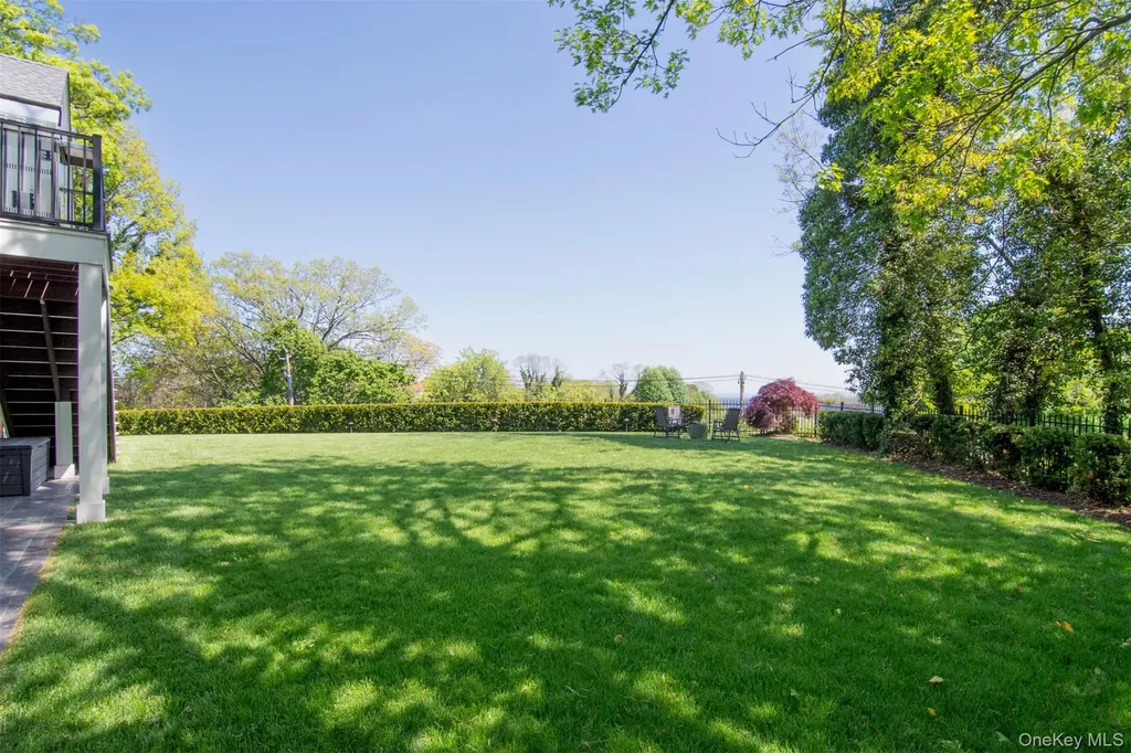 8 Shoreview Circle Pelham NY 10803