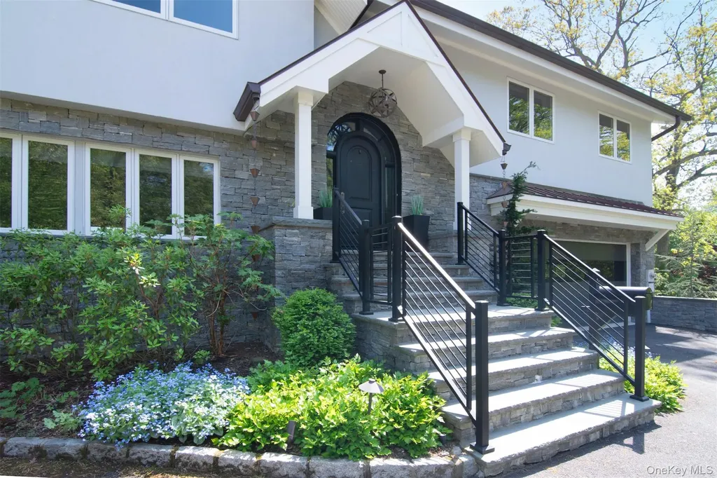 8 Shoreview Circle Pelham NY 10803
