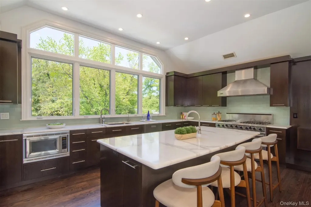8 Shoreview Circle Pelham NY 10803