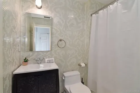 8 Shoreview Circle Pelham NY 10803
