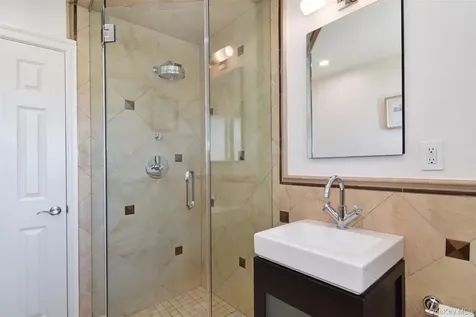 8 Shoreview Circle Pelham NY 10803