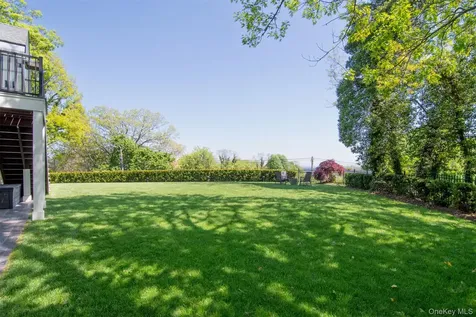8 Shoreview Circle Pelham NY 10803