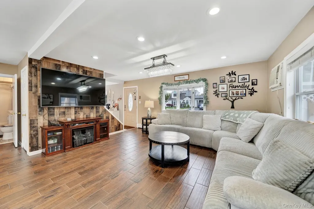 226 Old Farm Road Levittown NY 11756
