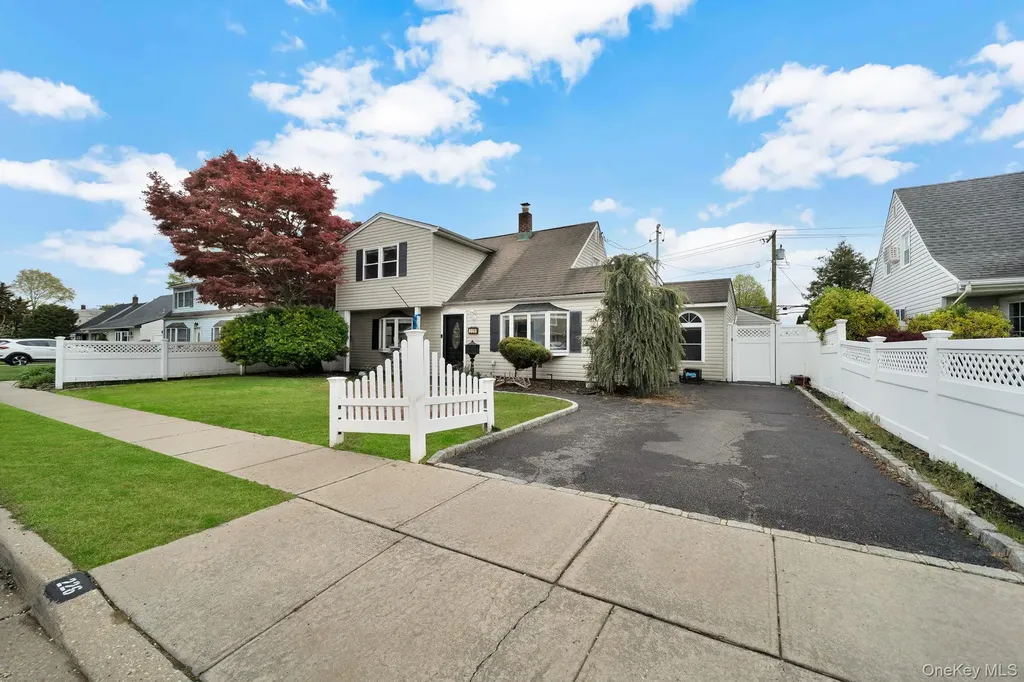 226 Old Farm Road Levittown NY 11756